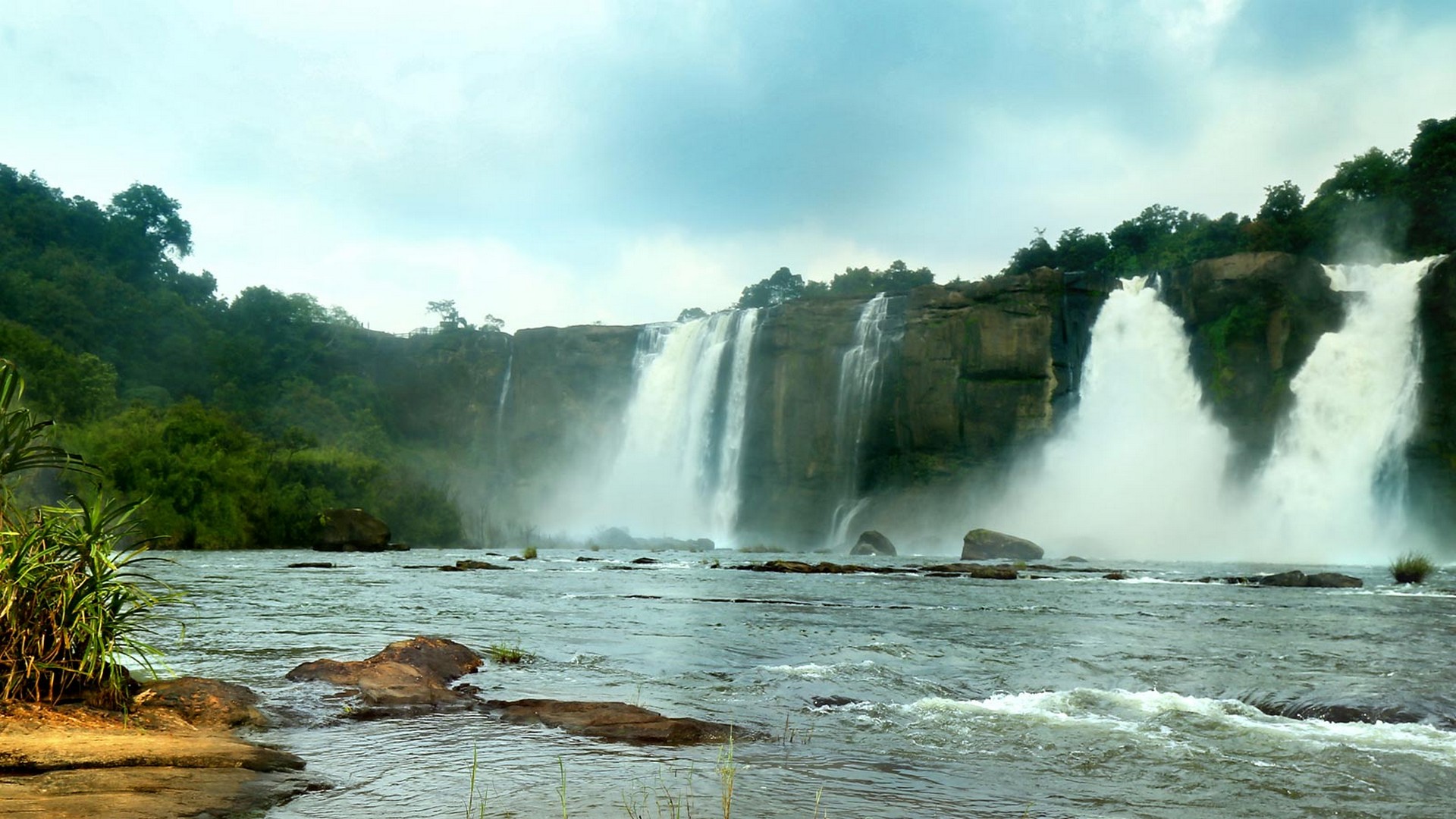 athirappilly-hill-waterfalls